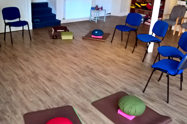 Group meditation classes for beginners to help embed mindfulness practice